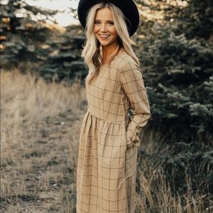 ⭐️ Roolee Art District Dress in Gold